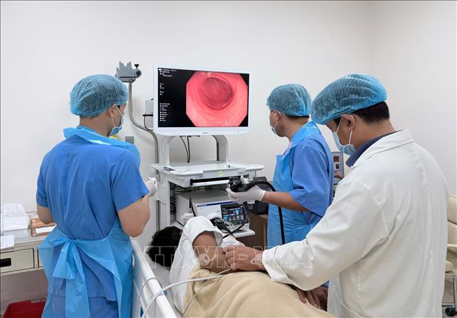 Bênh nhân được thực hiện nội soi chuyên sâu với hệ thống máy móc hiện đại, giúp phát hiện những tổn thương nhỏ nhất tại Trung tâm Tiêu hóa Nội soi chuyên sâu, Bệnh viện Hoàn Mỹ Cửu Long. (Ảnh: Ánh Tuyết/TTXVN)